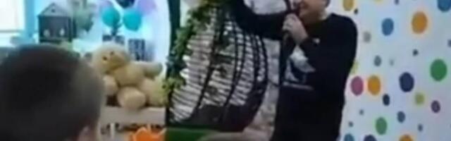 Deca igraju kolo uz pesmu "Neće Gara da primi vakcinu" i to je sve što treba da znate o pogrešnom roditeljstvu