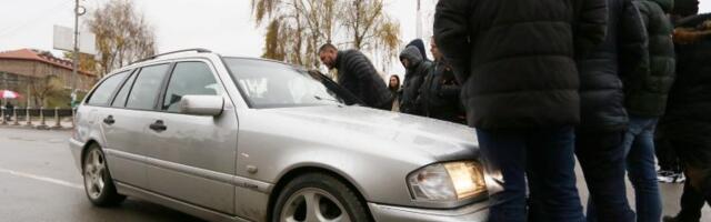 Deseci okupljenih na protestu – Vozač „mercedesa“ pokušao da probije blokadu