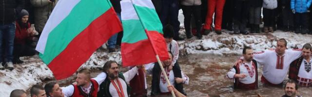 Nije praznik dok Bugari ne uskoče u hladnu vodu - slika tradicije koja je obišla svet