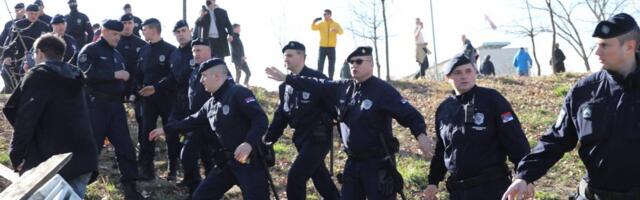 Ekološki aktivisti pokušavaju da nadmudre policiju i trčeći priđu SIV-u: protest protiv Rio Tinta i iskopavanja litijuma