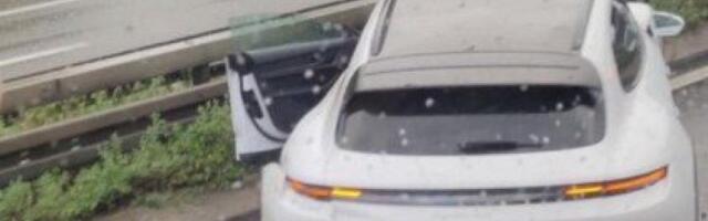 Poršeom udario u bankinu! Saobraćajna nezgoda na auto-putu (FOTO)