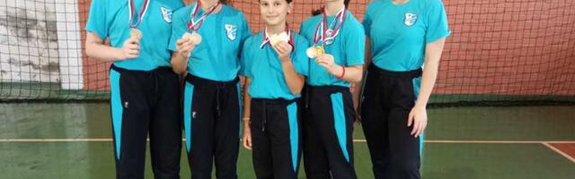 Pet medalja u Inđiji za karatiste Zadrugara iz Lazareva