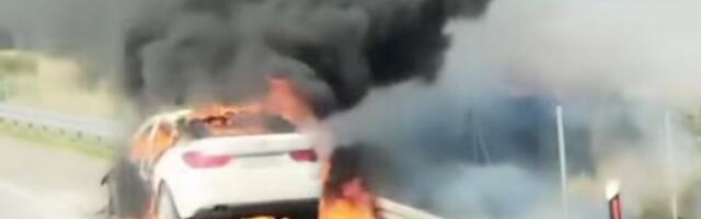 Izgoreo automobil na auto-putu, vatra se proširila i na travu