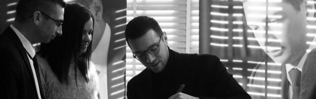 Bardela pogođen jajetom u glavu dok je potpisivao knjige