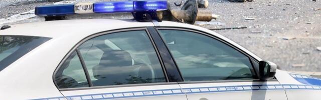 "PUKLO JE KAO BOMBA!" Auto rušio sve pred sobom na Voždovcu, zakucao se u ogradu! Uznemireni stanari istrčali na prozore! (VIDEO)