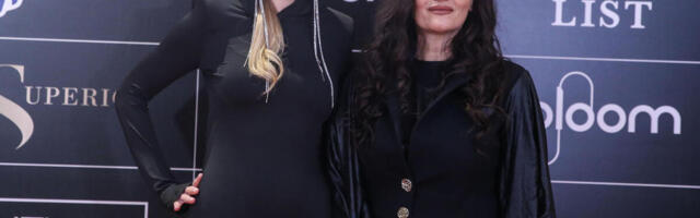 JUČE SU SVI PILJILI U DOKTORKU! Majka joj zatvorena do grla, a ona IZBACILA GOLU BUTINU, srčka u najavi