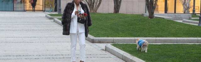 (PAPARACO) Sandra Afrika izvela psa da obavi nuždu - Komšije zgranute prizorom