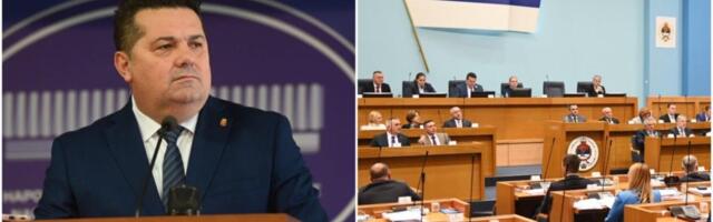 HAOS U SKUPŠTINI SRPSKE! Stevandić: Poslanik Vukanović brani osuđenog pedofila, uklonio fotografije s njim ali ga i dalje štiti (VIDEO)