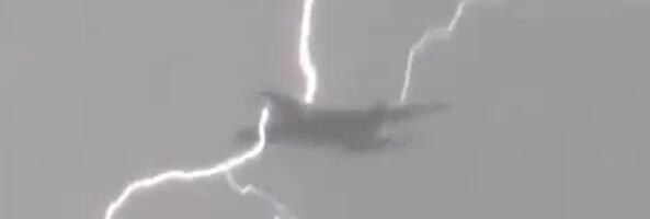 GROM UDARIO U AVION - MEĐU PUTNICIMA NASTALA PANIKA: Drama na letu Makabija 20 minuta pred sletanje