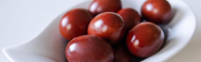 Zbog čega se za Vaskrs jaja farbaju u crveno i šta simbolizuju? Voda u kojoj se kuvaju ima snažnu simboliku