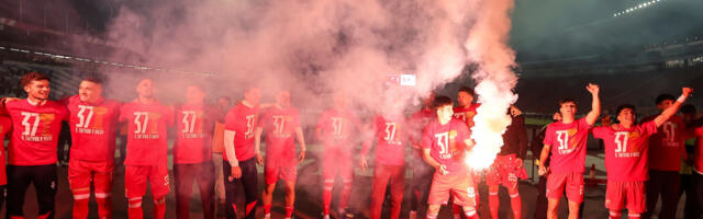 Ludnica na "Marakani": Ovako se slavi titula, navijači i fudbaleri Zvezde u transu (VIDEO)