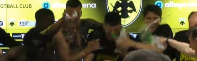 Prekid programa i tuš za Srbina: Ovako su igrači slavili titulu sa Nikolićem! /VIDEO/