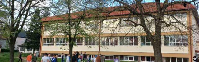 NEKO IM POKUCAO NA VRATA, KAD SU OTVORILI SAMO ŠTO NISU PALI U NESVEST! Šok prizor na vratima škole u Kruševcu! (VIDEO)