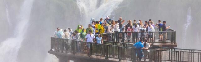 Turista rizikovao život zbog telefona na čuvenim vodopadima: Snimak koji ledi krv u žilama