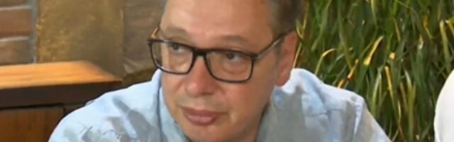 VUČIĆ SA GRAĐANIMA KOJI PEŠAČE KA BEOGRADU! Predsednik u Inđiji!