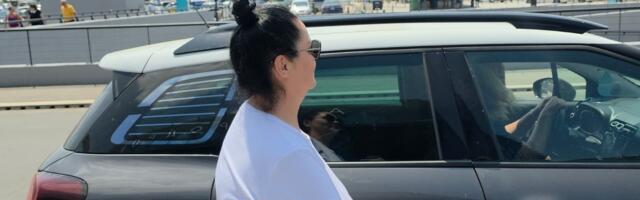JANA SA SESTROM PRVI PUT U JAVNOSTI: Folkerka sletela u Beograd, ova plavuša je pokupila u skupocenom džipu (VIDEO)