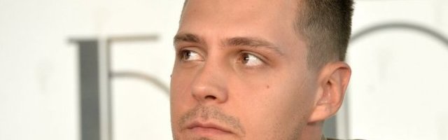 MILOŠ BIKOVIĆ ZBOG ULOGE OFARBAO KOSU! Crveni i ljubičasti pramenovi OSTAVILI SU VELIKU UTISAK! (FOTO)