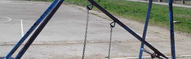 Srušila se ljuljaška na igralištu u Nišu, građani kažu umalo pala na decu