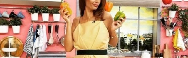 UVEK JE SMERNO OBUČENA, A SADA JE POKAZALA PIRSING NA PUPKU! Voditeljku nikada ovakvu nismo videli, RAVAN STOMAK I BEZ TRUNKE ŠMINKE!