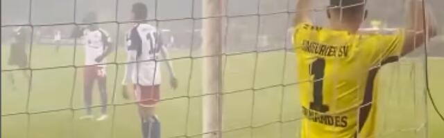 Navijači čupali kosu! Crni golmane, šta uradi? (VIDEO)