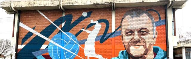 Mural sa likom nastavnika Nenada Grujića oslikan na zidu fiskulturne sale OŠ “Filip Filipović“