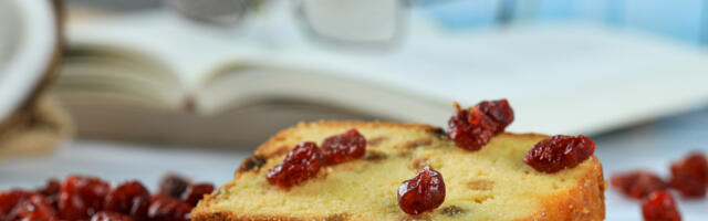 Recept za savršen praznični kolač s pomorandžom i brusnicom koji možete zamrznuti do mesec dana