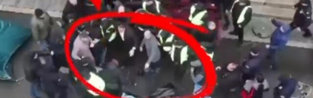 GLEDAJTE BRUTALNI NAPAD NA ŽENU ISPRED SKUPŠTINE Opozicija napravila HAOS, žene posebno mrze! (VIDEO)