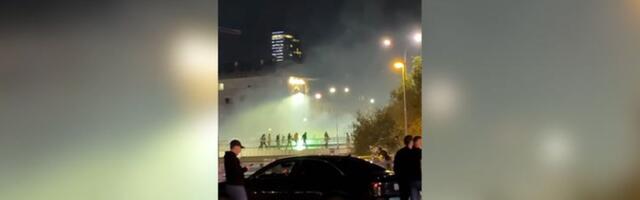 Grobari upalili baklje na mostu i razvukli transparent