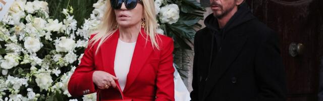 Donatela Versaće odaje počast Valentinu noseći kultnu crvenu odeću kuće