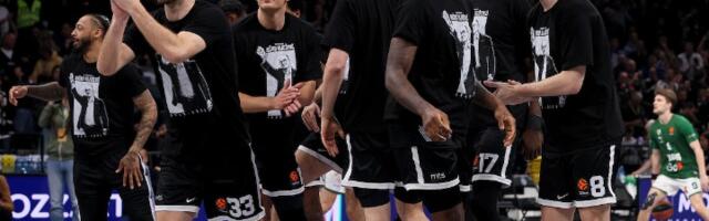 Igrači Partizana izašli na zagrevanje u majicama sa likom Duška Vujoševića (FOTO)