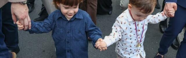 Ministarka Đurđević Stamenkovski sa sinovima na Spasovdanskoj litiji: Majko Božija, carice nebeska, sačuvaj i blagoslovi svu decu, pa naposletku i moju
