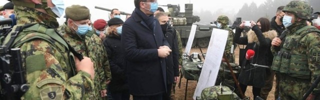 Oboleli traže prazan krevet, Vučić pokazuje tenkove