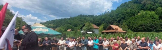 Служен парастос и положени венци за 24 српска цивила убијена у селу Крњићи