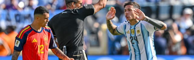 Katastrofa za Argentinu u finalu Mundijala! Fernandez isključen, "gaučosi" sa igračem manje protiv Španije