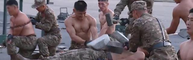 Lome betonske blokove glavom i leže na polomljenom staklu - vojna vežba u Severnoj Koreji kao cirkuska tačka