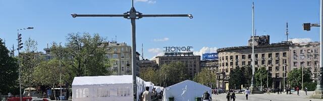 Ćaci se mole? Pred protest iz belih šatora "odvalili" na najglasnije DUHOVNU MUZIKU (VIDEO)