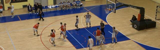 Ovoga nigde nema, sem u Srbiji: Gost na utakmicu došao u istoj boji dresova, pa nosio majice preko...