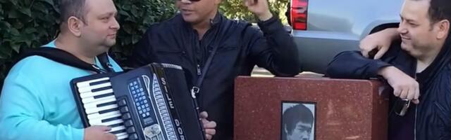 Balkanac zapevao na grobu Brusa Lija: Prijatelj ga nagovorio, snimak je usijao mreže!