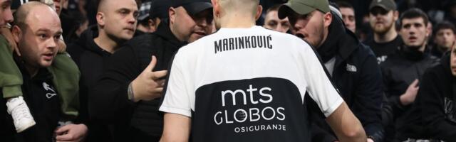 Grobari gađali košarkaše upaljačima i flašama, Vanja Marinković "okupan": Haos u Areni posle meča!