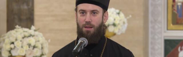 Празнична радост за малишане: епископ Петар делио пакетиће у Храму Светог Саве