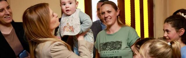 PET ĆERKI I JEDAN SIN ISPUNILI SU OVU KUĆU RADOŠĆU, SMEHOM I ŽIVOTOM: Ministarka Stamenkovski posetila Tiosavljeviće u Miščićima, rodnom mestu Svetog Save