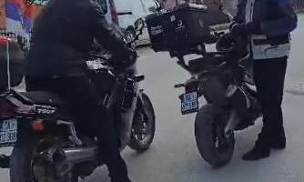 BAHATOST BLOKADERA NE PRESTAJE! Preprečili put motorima i napali čoveka koji je hteo da prođe! (VIDEO)
