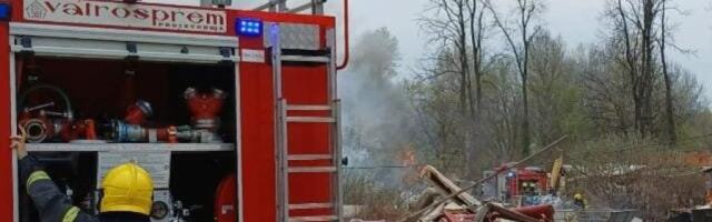 Vatrena stihija na Čukarici: Evo kako izgleda mesto nesreće nakon akcije vatrogasaca (FOTO/VIDEO)