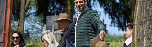 Nove slike Đokovića iz Bosne: Hladno među piramidama, a mnogi nisu konstatovali kako jedno biće gleda u Novaka