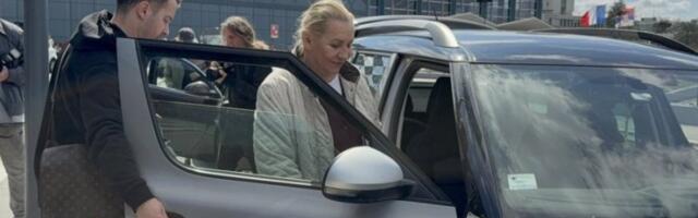 ZABRINJAVAJUĆI PRIZOR?! Vesnu Zmijanac PRIDRŽAVAJU dok hoda: Pevačica jedva progovorila, a evo šta se dešava sa VELIKIM KONCERTOM!