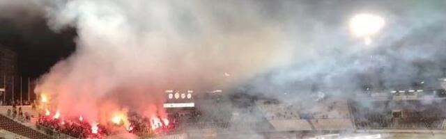 GROBARI ISPALILI RAKETE SA JUGA: Pogledajte vatromet navijača Partizana u meču protiv Čukaričkog