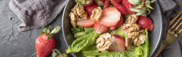 Salata od jagoda, krastavaca i avokada: Originalan spoj, nespojivih ukusa (RECEPT+VIDEO)