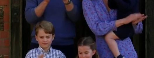 Ovo je plava cvetna haljina koja se rasprodala nakon što je Kate Middleton javno aplaudriala lekarima u njoj