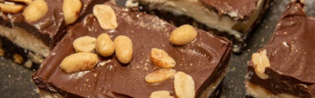 Recept za brutalno dobre ledene kocke od kikirikija i čokolade koje se ne peku