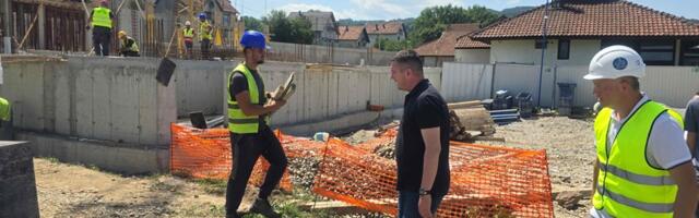 Kovačević obišao radove na izgradnji novog objekta vrtića u Nevadama